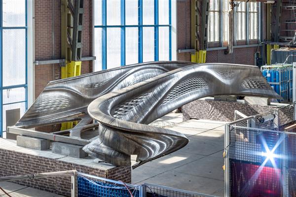 オランダの3Dプリンティング企業が世界初の鉄製3Dプリント橋を完成