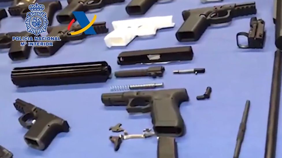 スペインの警察がカナリー島の3Dプリント銃工場を捜索