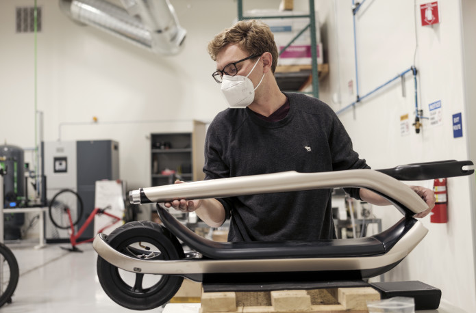 AREVOがスコッツマンの電気スクーターのボディを製造